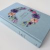 Biblia RVR 1960 letra grande, manual, tapa dura con nombres de Dios, flores azul / Spanish Bible RVR 1960 Handy Size, LP, HC with Names of God, blue flowers - Imagen 3